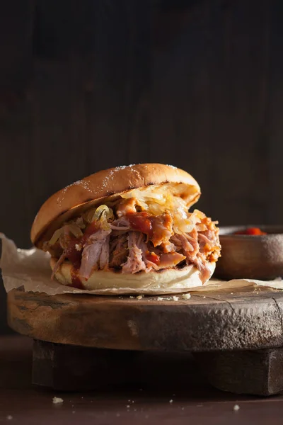 自制拉的猪肉汉堡与焦糖的洋葱和烧烤酱 — 图库照片