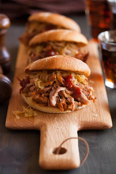 Hambúrguer de porco puxado caseiro com cebola caramelizada e molho de churrasco — Fotografia de Stock