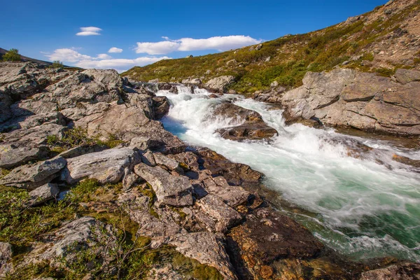 Landschap van Noorwegen bergen Dovrefjell rivier — Stockfoto