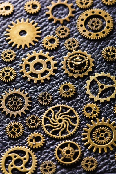 Ruedas de engranajes mecánicos steampunk sobre fondo de cuero —  Fotos de Stock