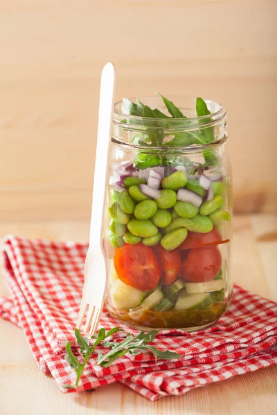 Friska grönsakssallad i murare burk: tomat, gurka, sojabönor, — Stockfoto