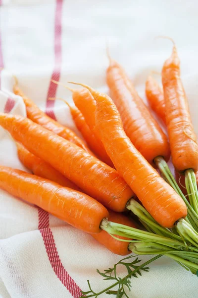 Rå morot vegetabiliska på handduk — Stockfoto