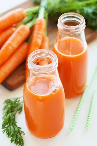 新鲜的胡萝卜汁和蔬菜 — 图库照片