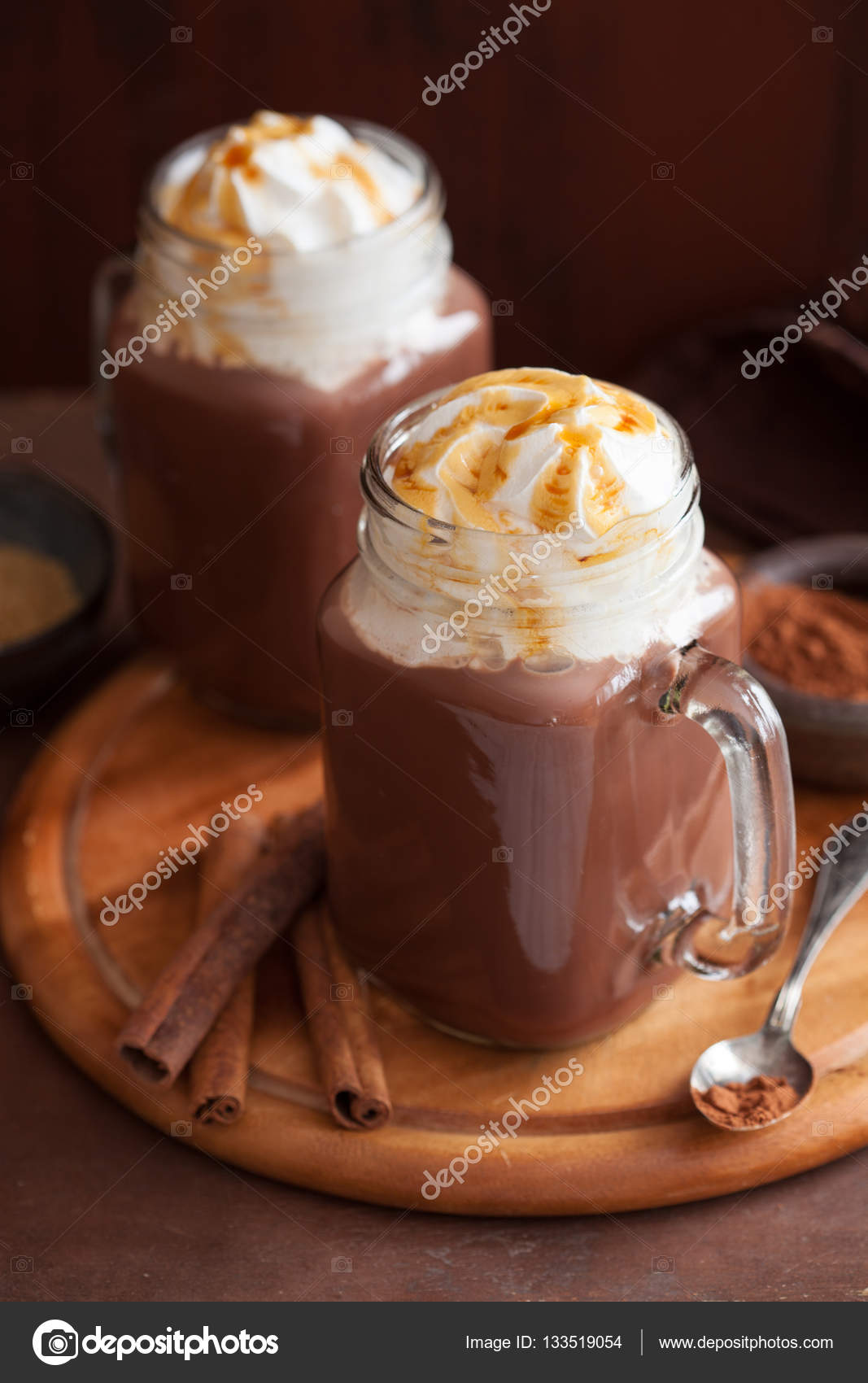 Heiße Schokolade mit Schlagsahne Karamell in Maurerglas — Stockfoto ...