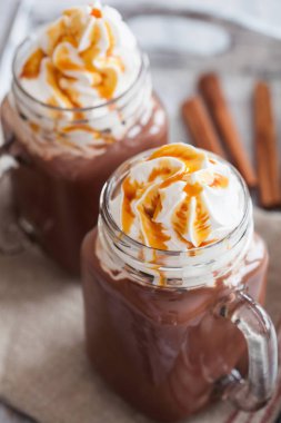 mason kavanoza karamel krem şanti ile sıcak çikolata