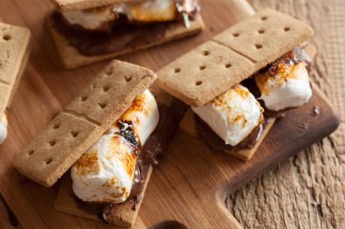 ev yapımı lokum şekerleme kraker çikolata ile