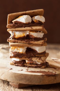 ev yapımı lokum şekerleme kraker çikolata ile