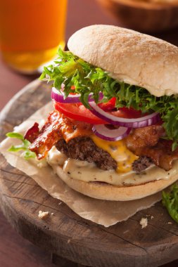 pastırma peynirli burger sığır patty domates soğan bira ile