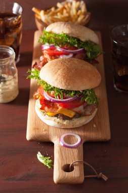 pastırma peynirli burger sığır patty domates soğan ile