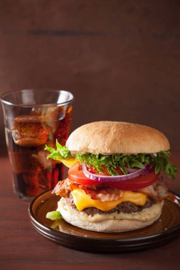 pastırma peynirli burger sığır patty domates soğan ile