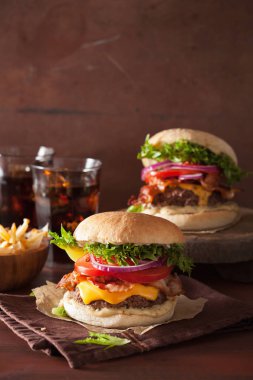 pastırma peynirli burger sığır patty domates soğan ile