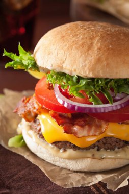 pastırma peynirli burger sığır patty domates soğan ile