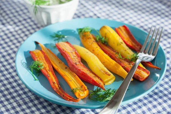 Cenouras coloridas assadas no prato — Fotografia de Stock