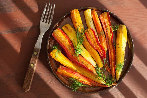 Carottes colorées rôties sur assiette — Photo