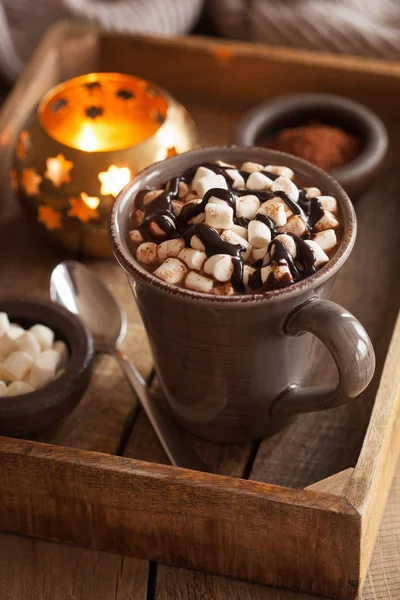 Chocolate quente com mini marshmallows bebida de aquecimento — Fotografia de Stock