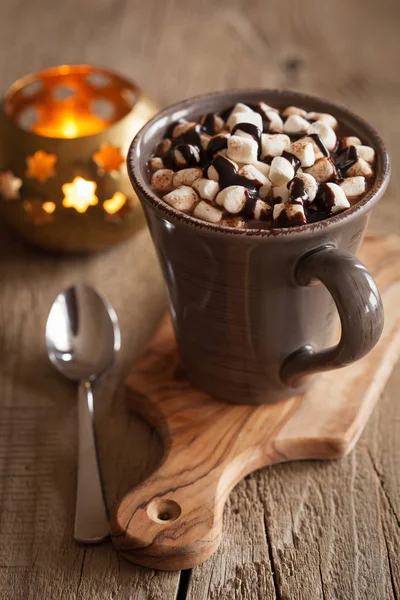 Chocolate caliente con mini malvaviscos bebida caliente — Foto de Stock