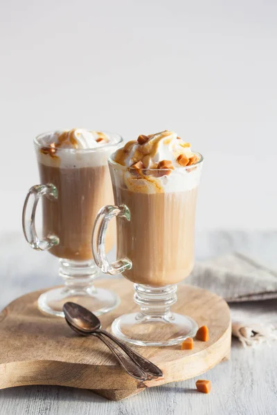 Latte com chantilly e caramelo — Fotografia de Stock