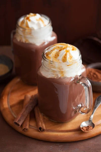 Chocolate caliente con caramelo crema batida en tarro de albañil — Foto de Stock