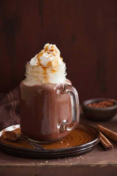 Chocolate quente com chantilly caramelo em frasco de pedreiro — Fotografia de Stock