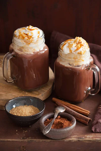 Chocolate quente com chantilly caramelo em frasco de pedreiro — Fotografia de Stock