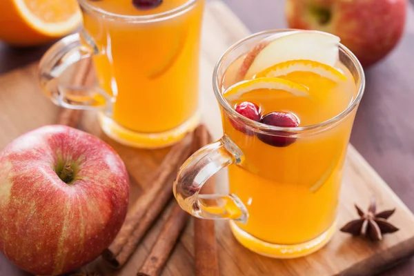 Kuuma omena appelsiini siideri kaneli mauste lämpeneminen juoma — kuvapankkivalokuva