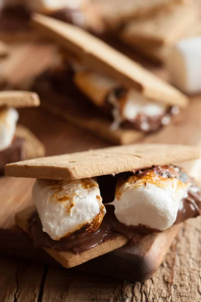 Ev yapımı lokum şekerleme kraker çikolata ile — Stok fotoğraf
