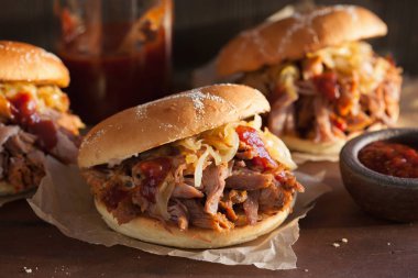 ev yapımı çekti domuz burger karamelize soğan ve Barbekü sos