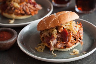 ev yapımı çekti domuz burger karamelize soğan ve Barbekü sos