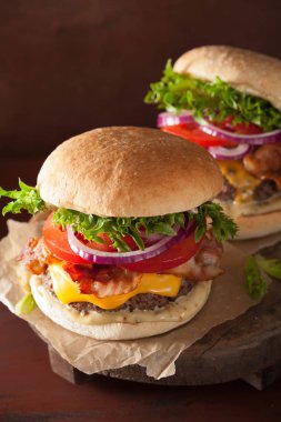 pastırma peynirli burger sığır patty domates soğan ile