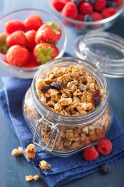 Cam Kavanoz ve çilek sağlıklı ev yapımı granola