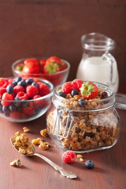 Cam Kavanoz ve çilek sağlıklı ev yapımı granola