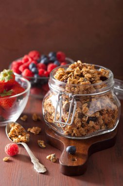 Cam Kavanoz ve çilek sağlıklı ev yapımı granola