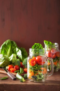 mason kavanoza sağlıklı sebze salatası. domates brokoli havuç bezelye