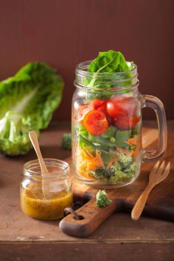 mason kavanoza sağlıklı sebze salatası. domates brokoli havuç bezelye