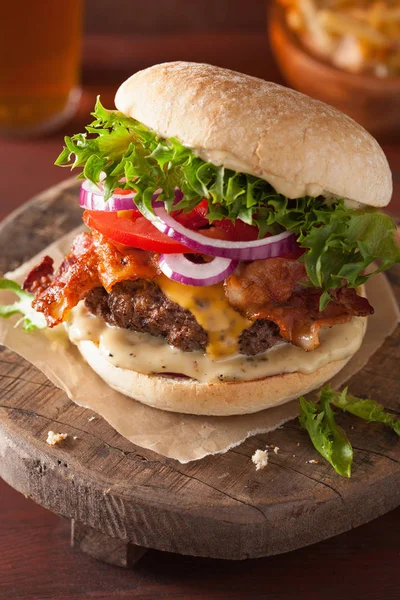 Szalonna sajt burger marha patty paradicsom hagyma — Stock Fotó