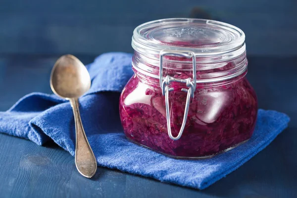 Ingemaakte rode kool in glazen pot — Stockfoto