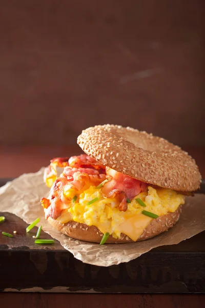 Sanduíche de café da manhã em bagel com queijo de bacon de ovo — Fotografia de Stock