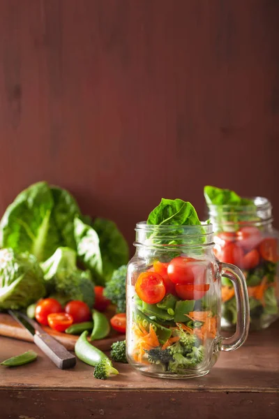 Healthy vegetable salad in mason jar. tomato broccoli carrot pea — Stock Photo, Image