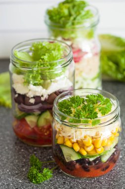 mason kavanoz sağlıklı sebze peynirli salata