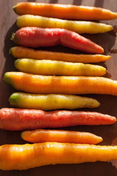 Légumes de carotte colorés crus sur fond en bois — Photo