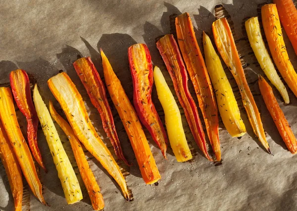 Смажена різнокольорова морква на випічці — стокове фото