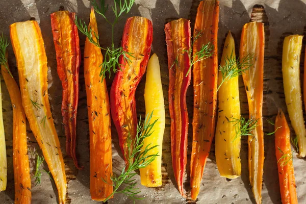 Sac pişirme üzerinde kavrulmuş renkli havuç