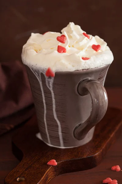 Secangkir kopi dengan krim kocok dan hati merah — Stok Foto