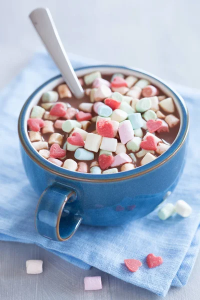 Hot chocolate with marshmallow and red hearts — Stock Photo, Image