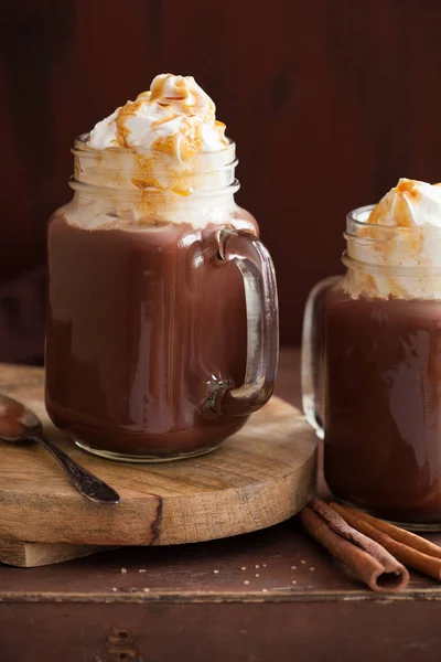 Chocolate caliente con caramelo crema batida en tarro de albañil —  Fotos de Stock