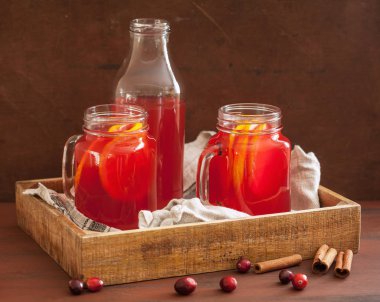 Turuncu tarçın içki ısınma ile sıcak kızılcık çay