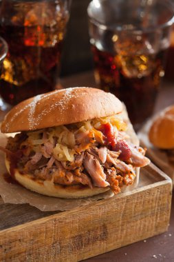 ev yapımı çekti domuz burger karamelize soğan ve Barbekü sos