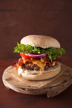 pastırma peynirli burger sığır patty domates soğan ile