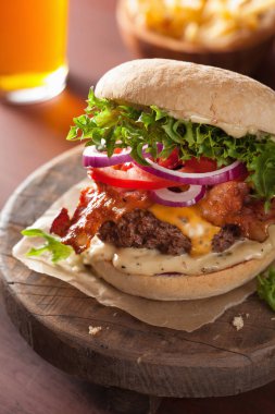 pastırma peynirli burger sığır patty domates soğan bira ile