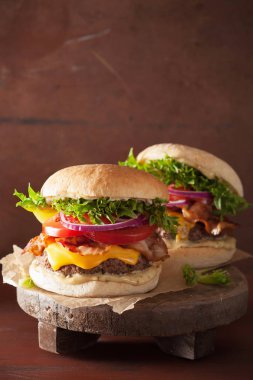 pastırma peynirli burger sığır patty domates soğan ile